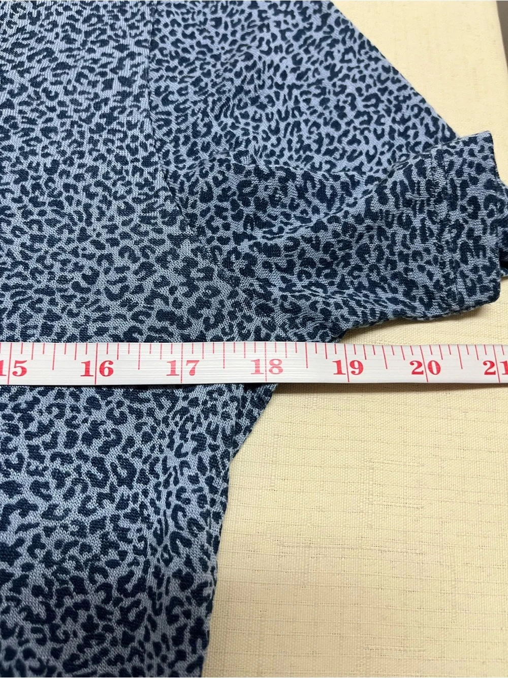 Athleta S blue cheetah print breezy scoop v-neck tee
